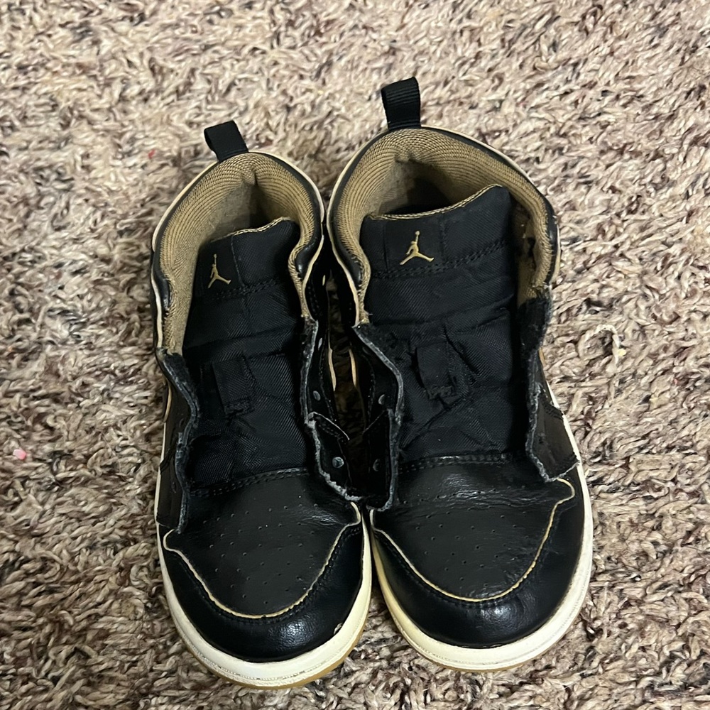 jordan 1 retro mid black metallic gold
